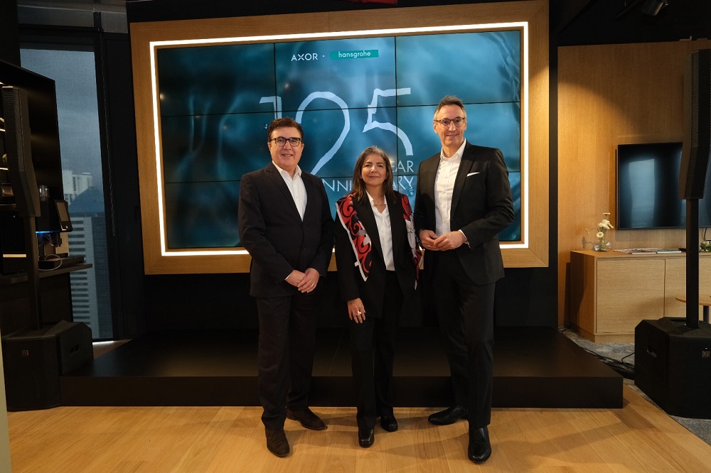 �� ORTAKLARIYLA �� B�RL���N� G��LEND�R�YOR