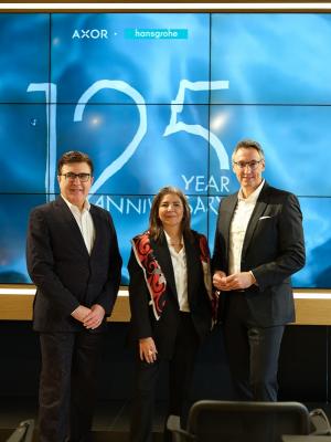 �� ORTAKLARIYLA �� B�RL���N� G��LEND�R�YOR