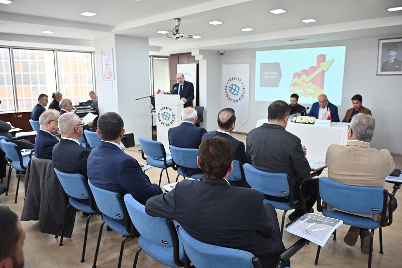 �N�AAT SEKT�R� EKONOM�N�N LOKOMOT�F� OLMAYI S�RD�R�YOR